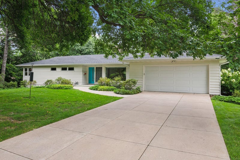 105 Westwood Dr S, Golden Valley, MN 55416