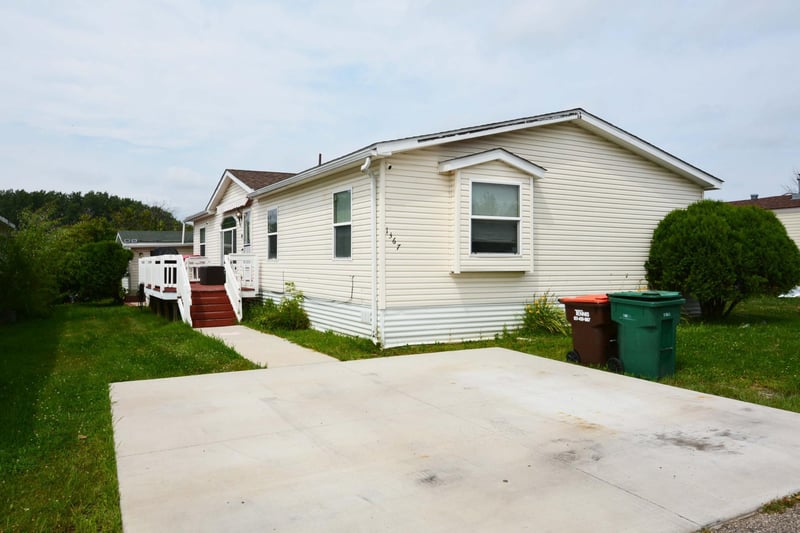 1367 Birchview Dr, Maplewood, MN 55119