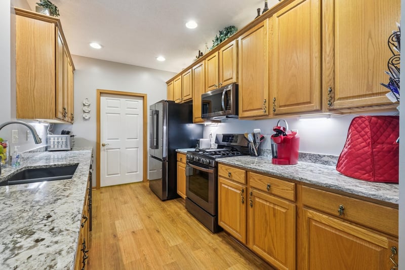 1122 Iris Dr, White Bear Twp, MN 55127
