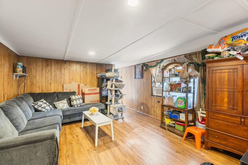 2460 E Elkhart E, Maplewood, MN 55119