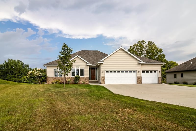 925 Melwood Ct, Madison Lake, MN 56063