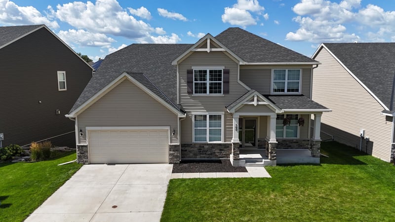 560 Devine Dr, New Brighton, MN 55112