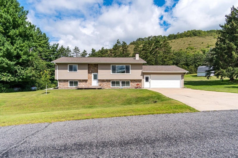8880 Golfview Dr, Houston, MN 55943