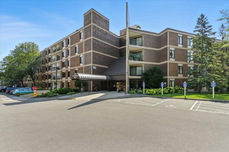 7220 York Ave S #504, Edina, MN 55435
