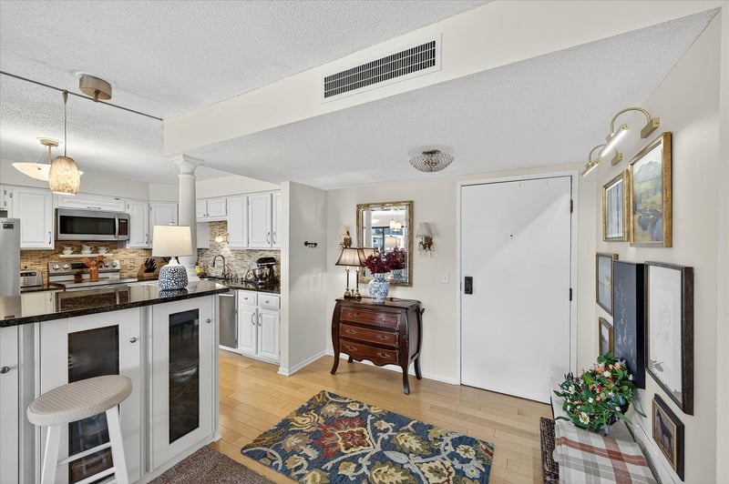 7220 York Ave S #504, Edina, MN 55435
