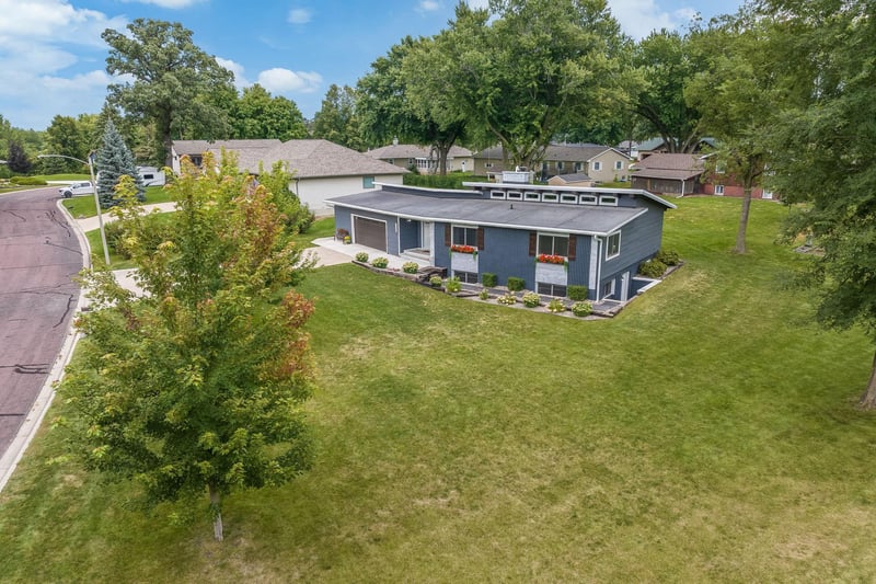 223 Oak Knoll Ct, Blue Earth, MN 56013