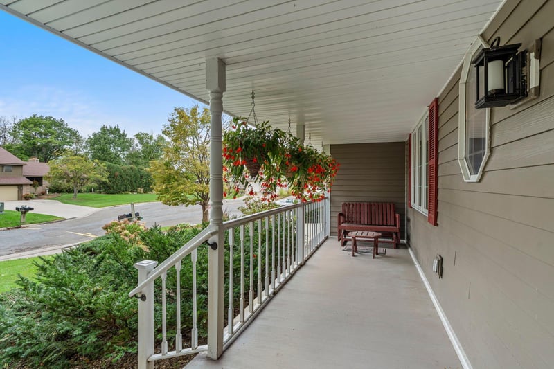 2360 Apache Ct, Mendota Heights, MN 55120