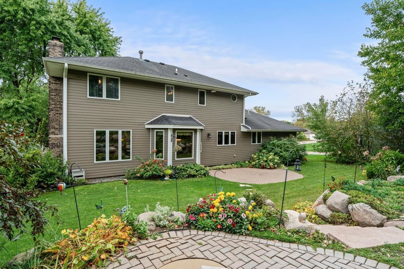 2360 Apache Ct, Mendota Heights, MN 55120