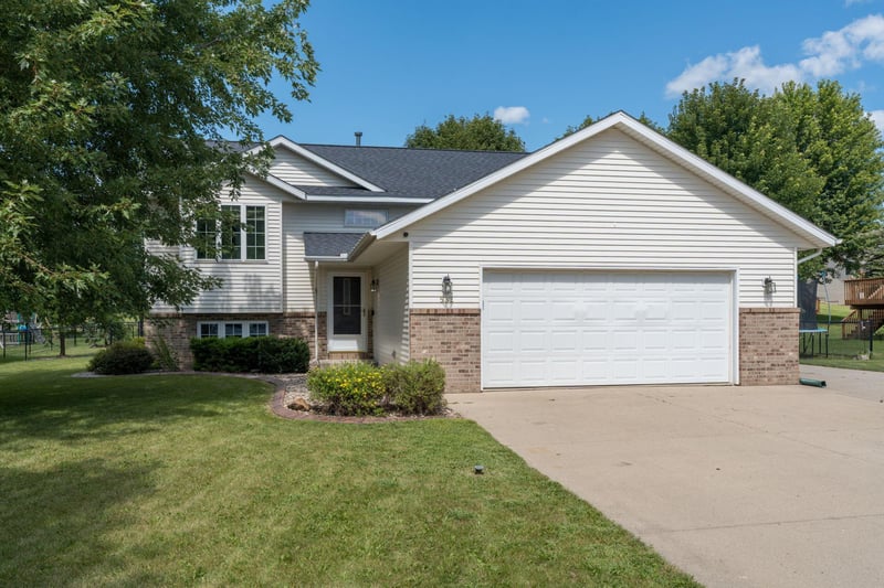 532 Lesueur Ave, Eagle Lake, MN 56024