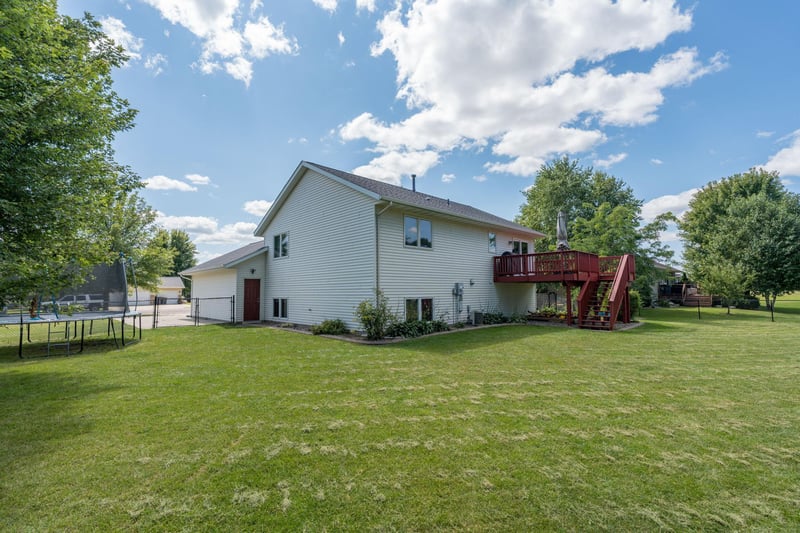 532 Lesueur Ave, Eagle Lake, MN 56024