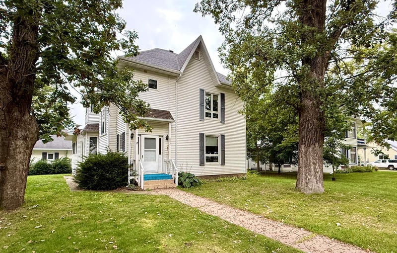 803 N Broadway Ave, Le Roy, MN 55951