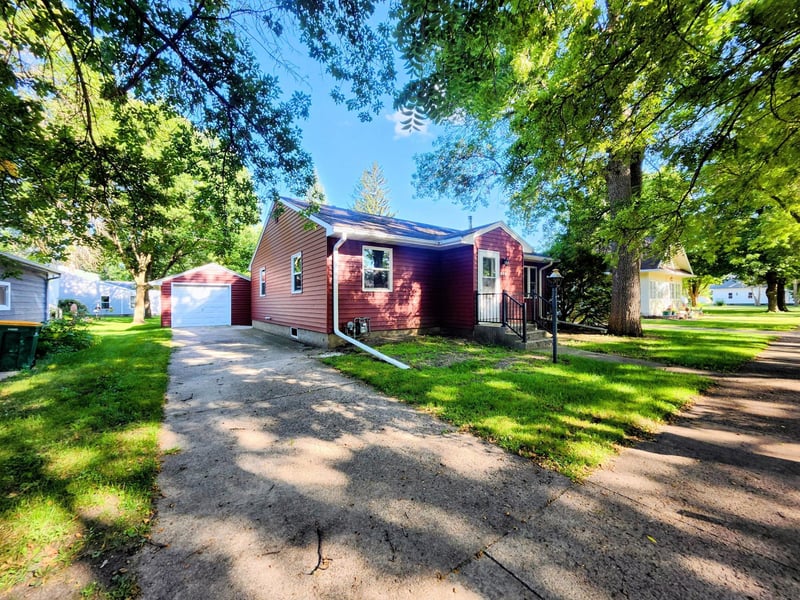 408 Milwaukee St, Lakefield, MN 56150