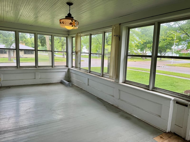 208 N 7th St, Olivia, MN 56277