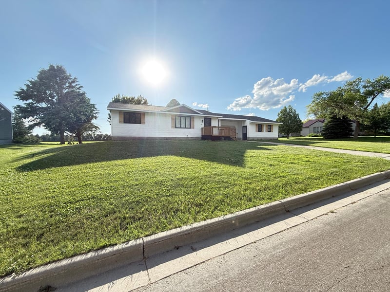 421 9th Ave, Madison, MN 56256