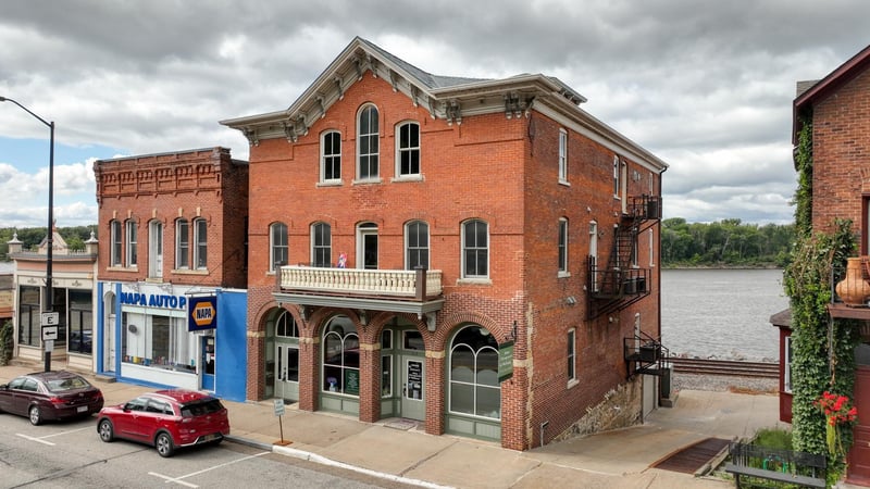 312 S Main St, Alma, WI 54610