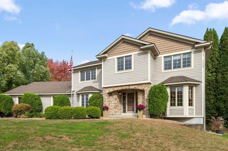585 High Ridge Cir, Mendota Heights, MN 55118