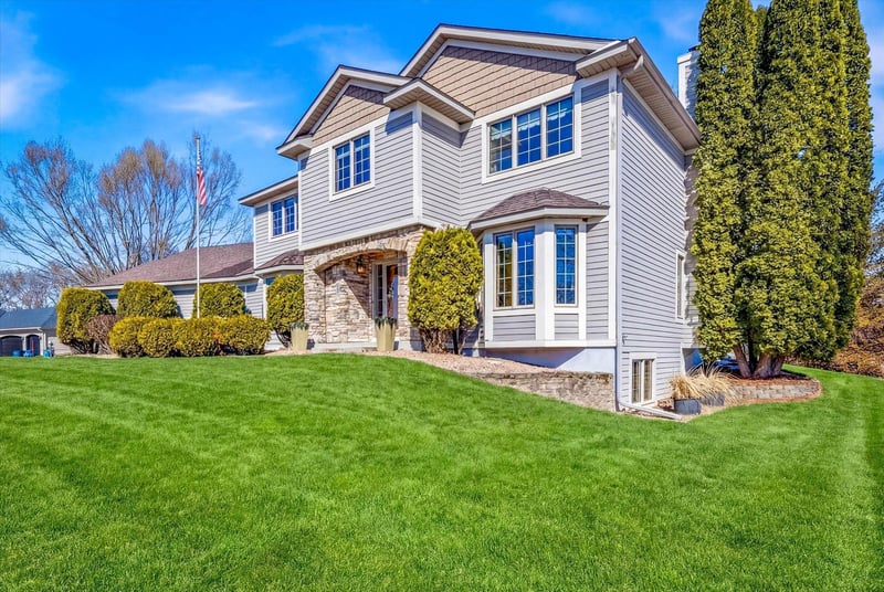 585 High Ridge Cir, Mendota Heights, MN 55118