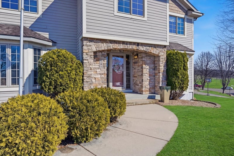 585 High Ridge Cir, Mendota Heights, MN 55118