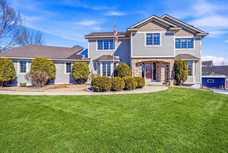 585 High Ridge Cir, Mendota Heights, MN 55118