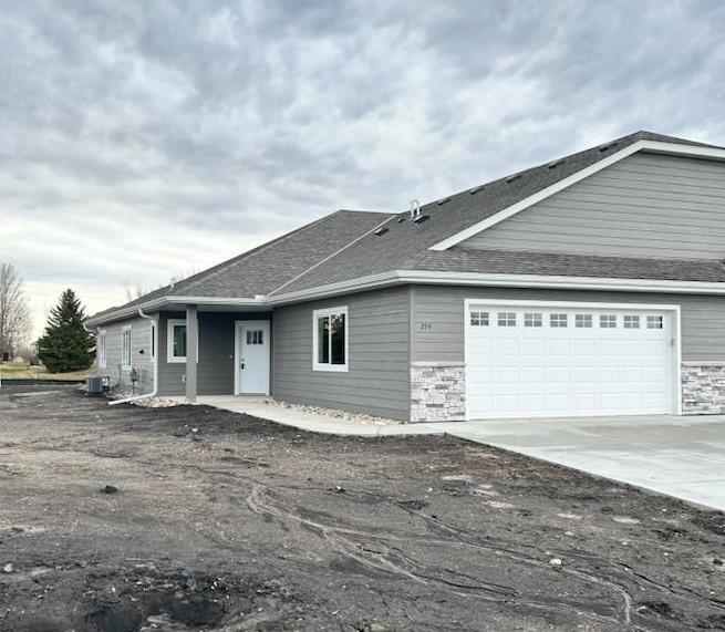 254 Eau Claire Ave SE, Hutchinson, MN 55350