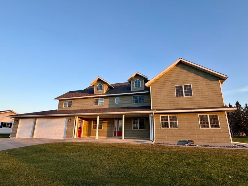 310 7th St SW, Roseau, MN 56751