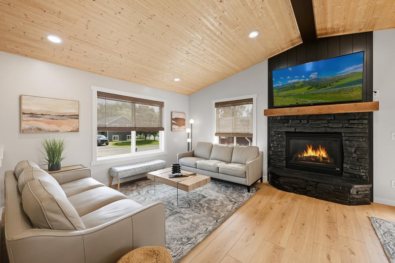 107 Century Ln, Silver Lake, MN 55381