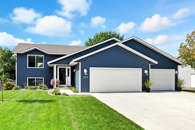 107 Century Ln, Silver Lake, MN 55381