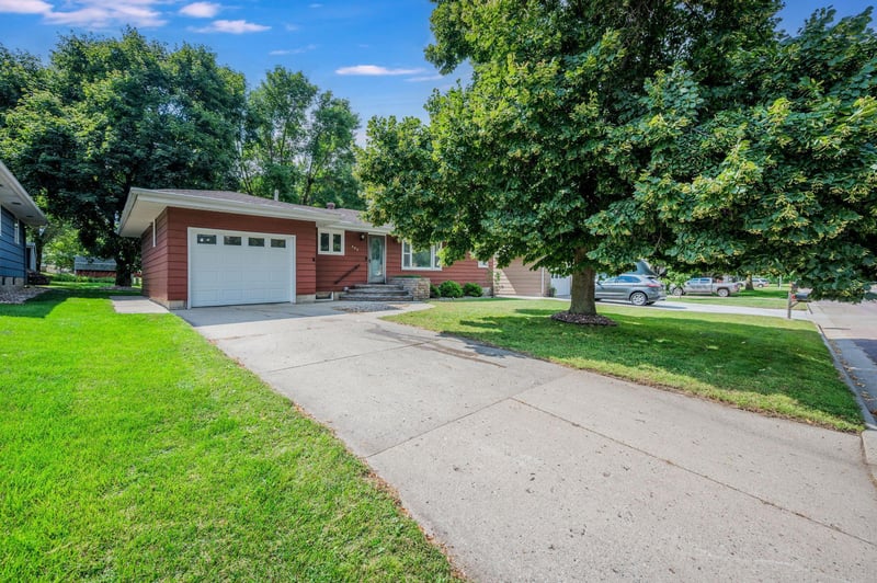 453 17th St, Windom, MN 56101