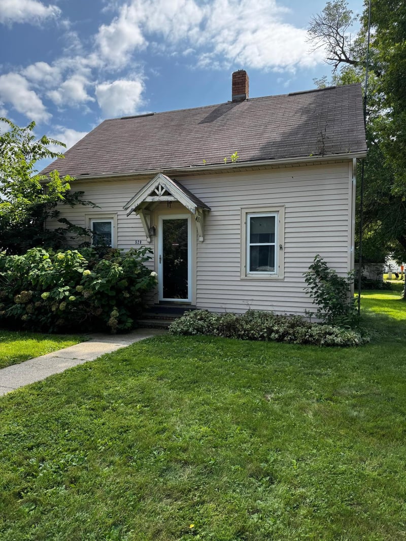 529 E 1st St N, Truman, MN 56088