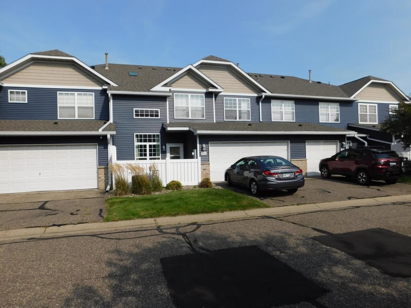 484 Hickory Ln N, Oakdale, MN 55128