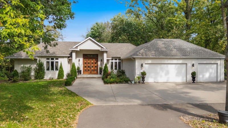 925 Cliff Rd, Eagan, MN 55123