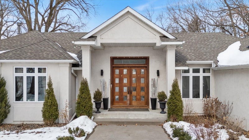 925 Cliff Rd, Eagan, MN 55123