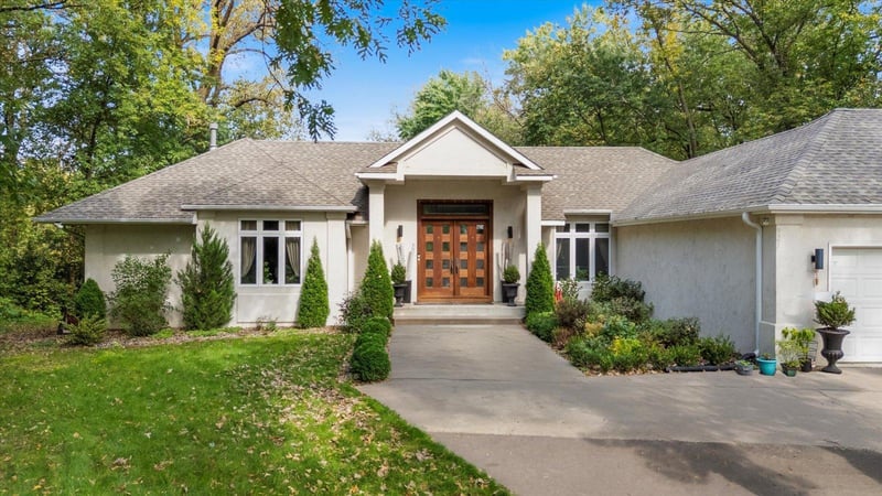 925 Cliff Rd, Eagan, MN 55123
