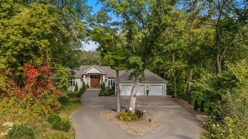 925 Cliff Rd, Eagan, MN 55123