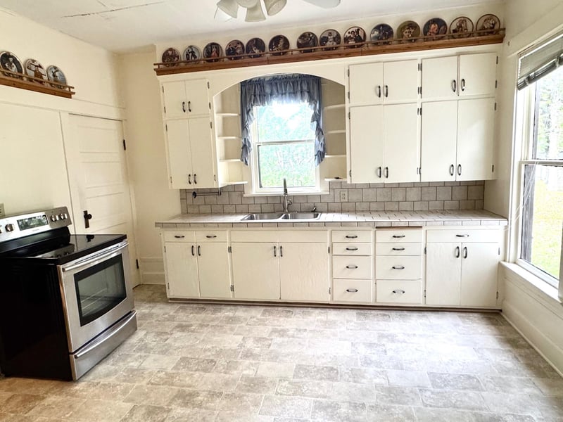 715 Lake St NE, Warroad, MN 56763