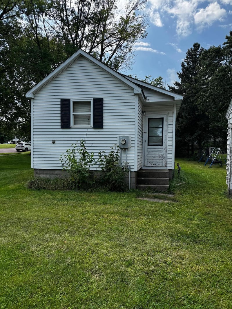 106 W 2nd St S, Truman, MN 56088