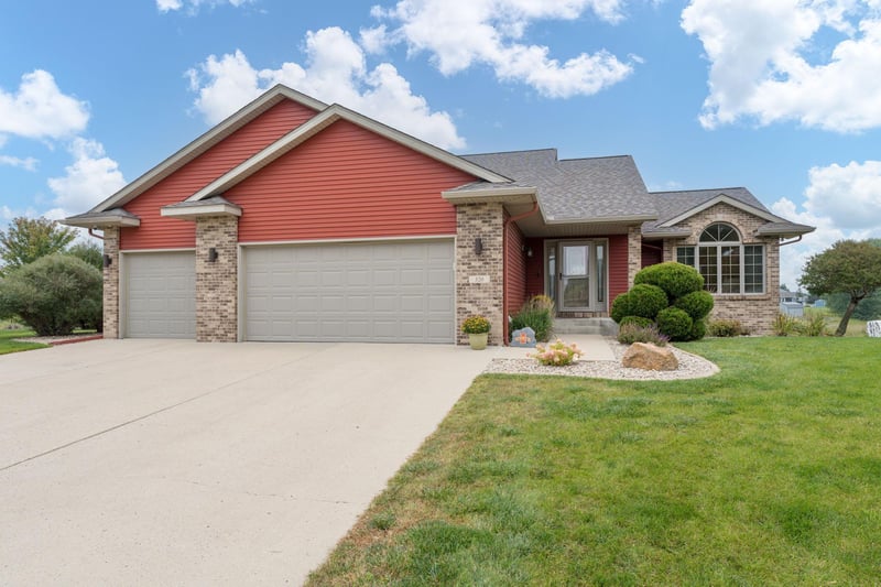 320 Grovebrook Ct, Mankato, MN 56001