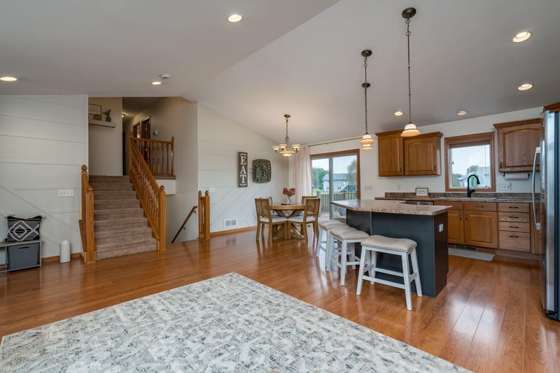 320 Grovebrook Ct, Mankato, MN 56001