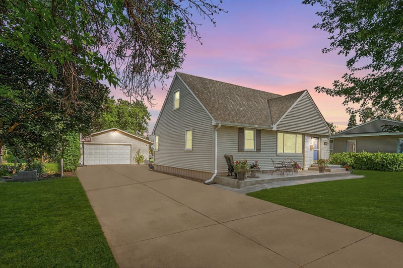16 4th Ave SE, Osseo, MN 55369