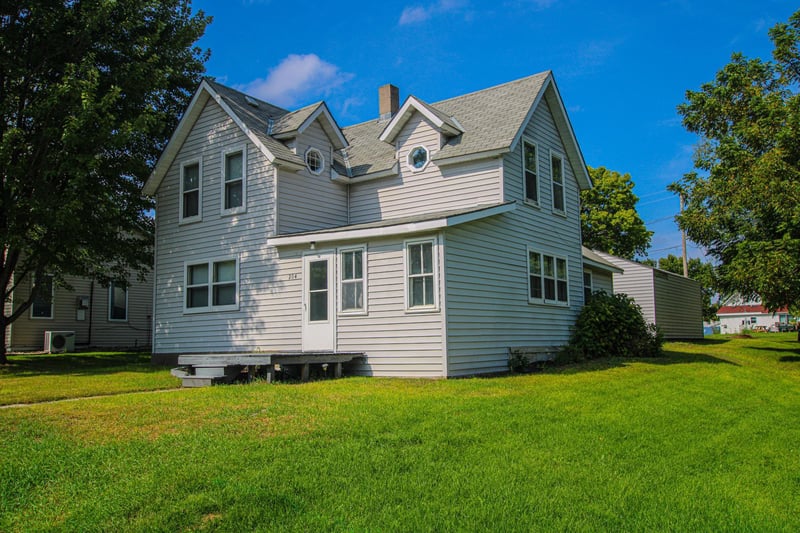 204 W 2nd St, Starbuck, MN 56381