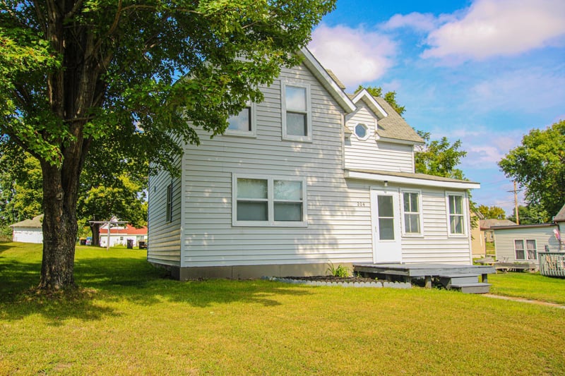204 W 2nd St, Starbuck, MN 56381