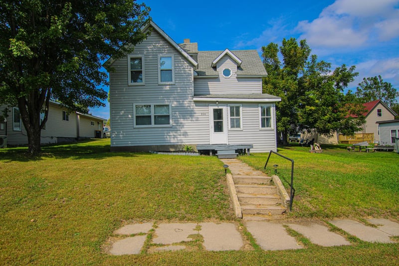 204 W 2nd St, Starbuck, MN 56381