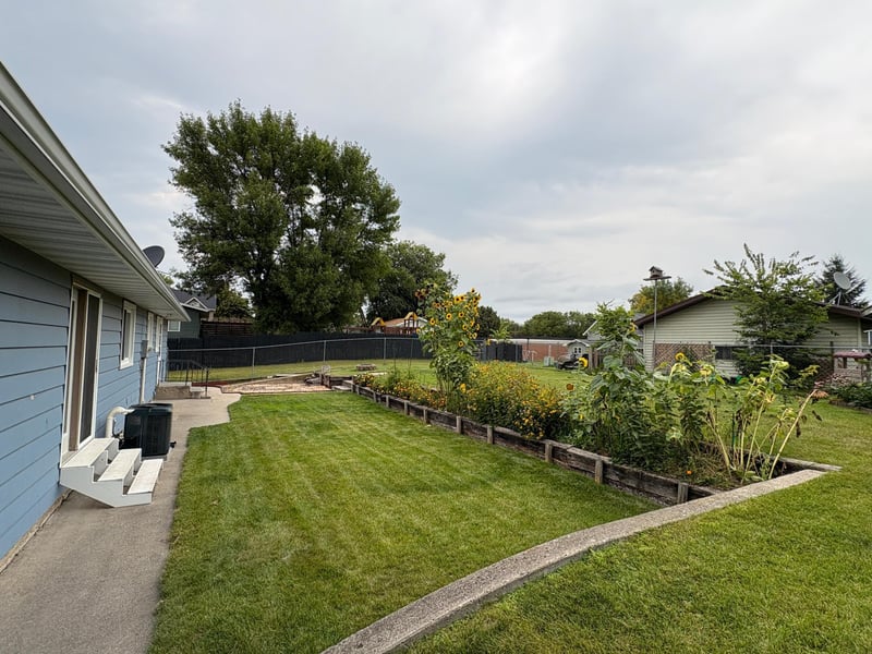 406 8th St, Hawley, MN 56549