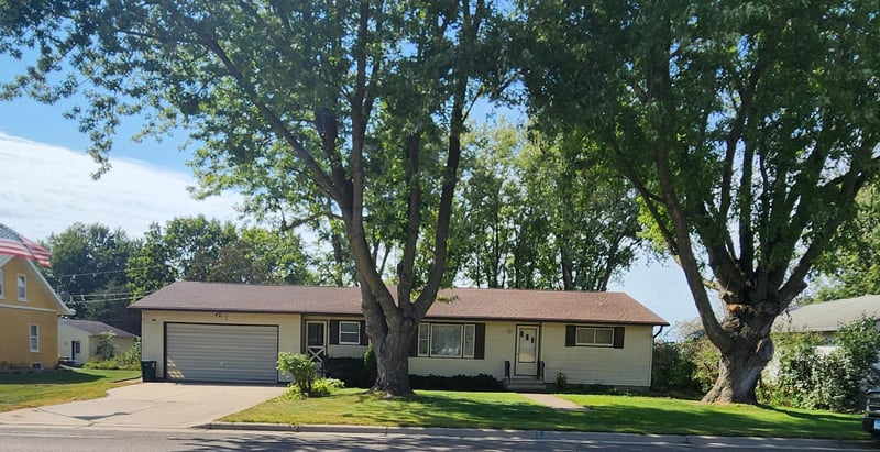 25 4th Ave NW, Elgin, MN 55932