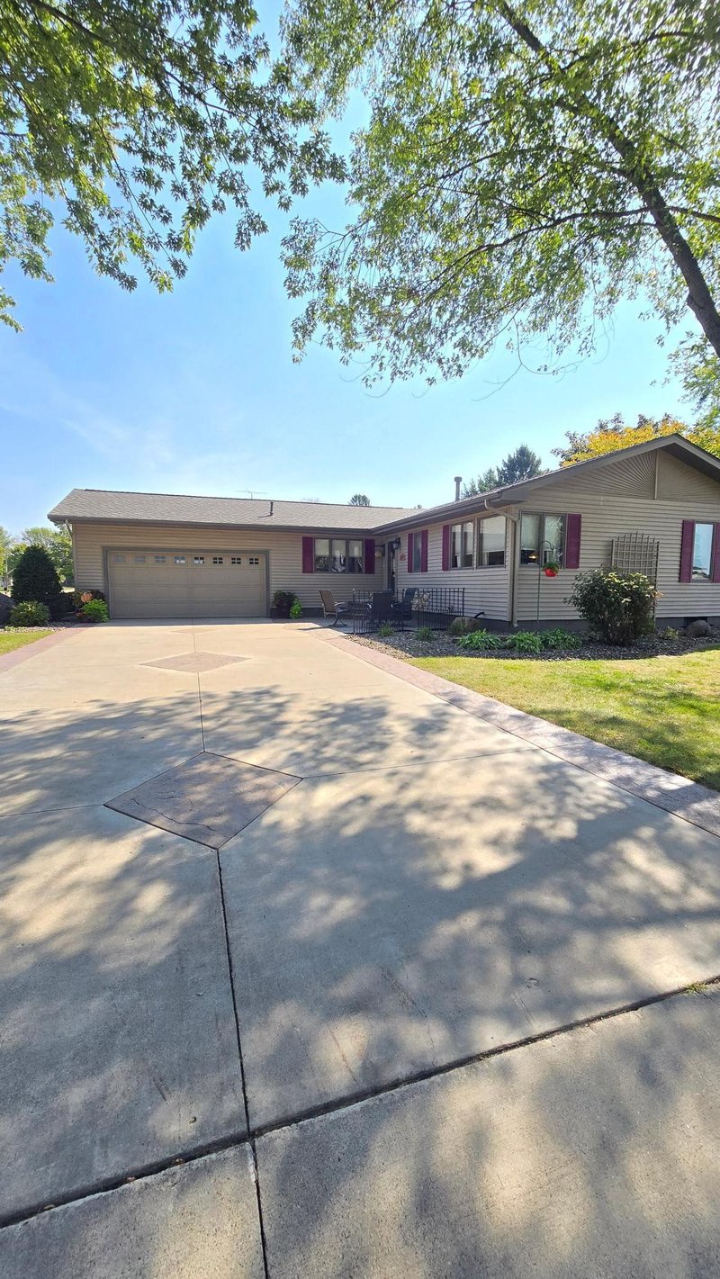 277 3rd St SW, Blooming Prairie, MN 55917