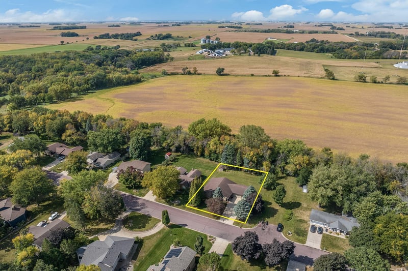 1910 Knollwood Dr, Fairmont, MN 56031