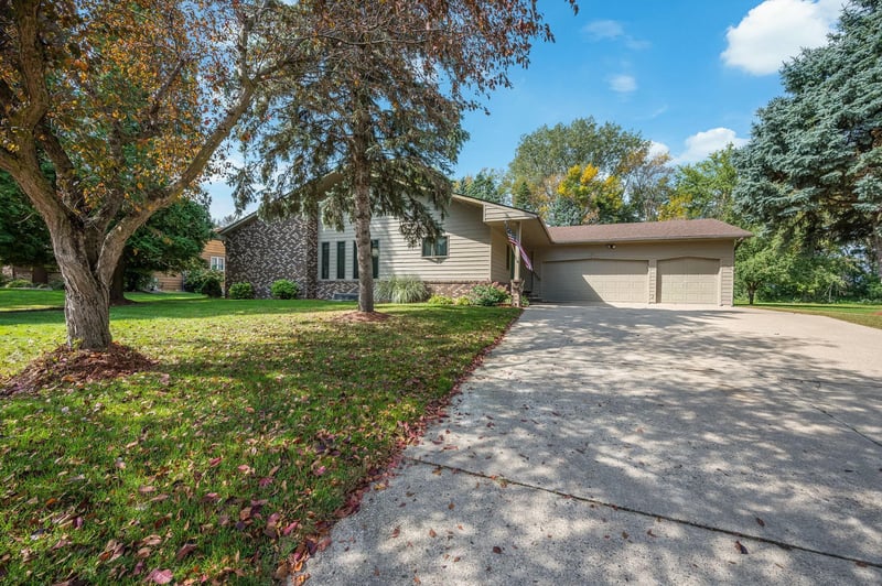 1910 Knollwood Dr, Fairmont, MN 56031