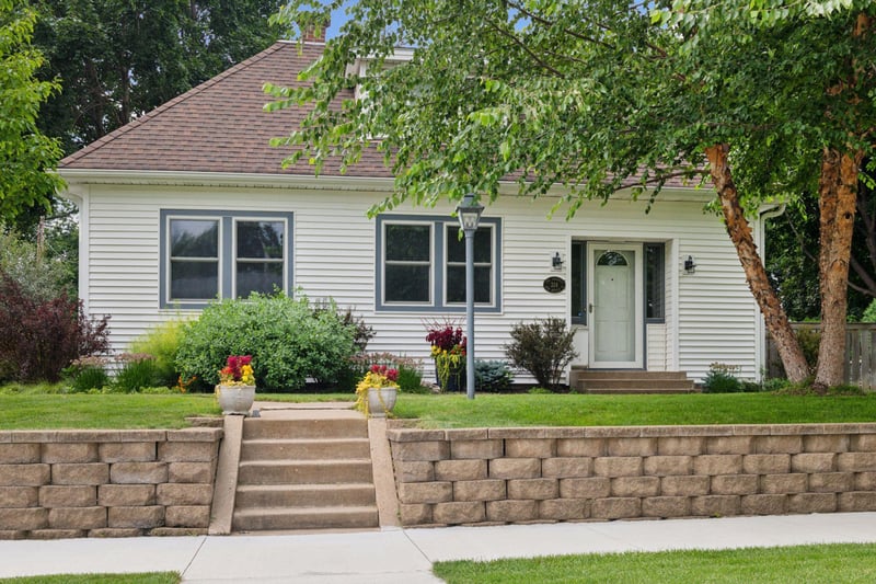 324 8th Ave N, Hopkins, MN 55343