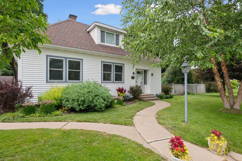 324 8th Ave N, Hopkins, MN 55343