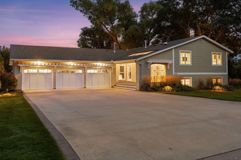 2509 Cherrywood Rd, Hopkins, MN 55305